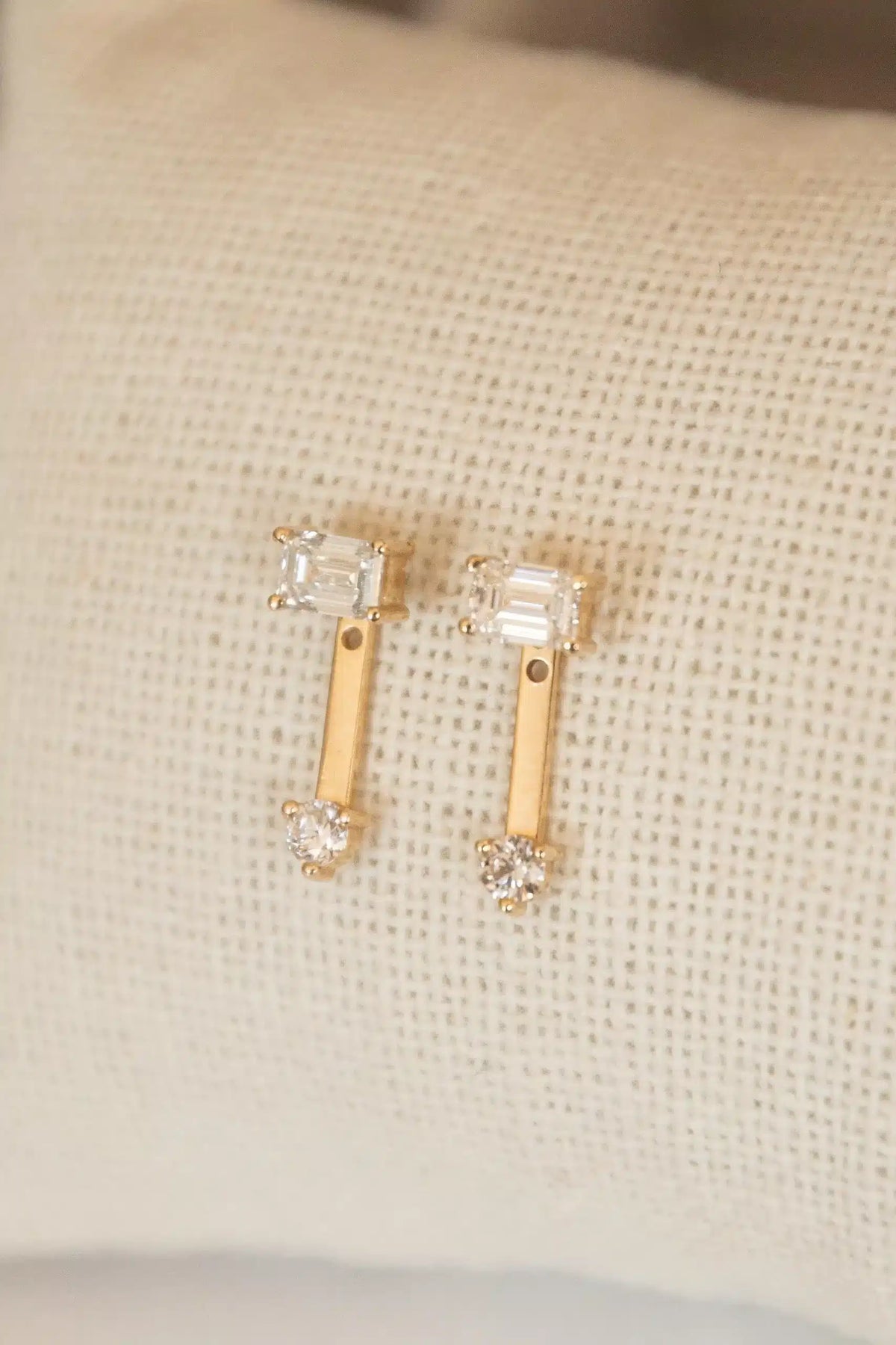 Floating Solitaire Ear Bar